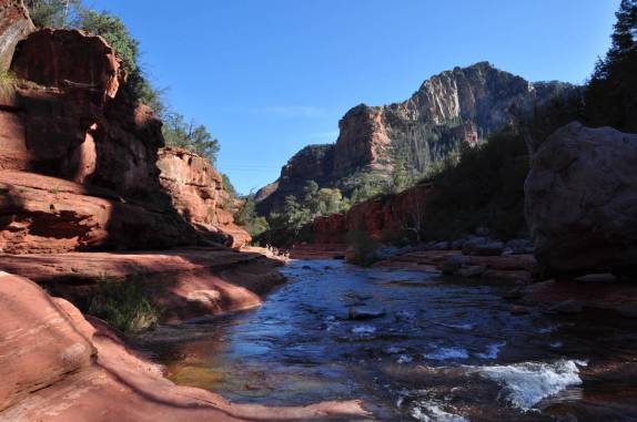 O belo rio no Slide Rock State Park, perto de Sedona, no Arizona, Estados Unidos